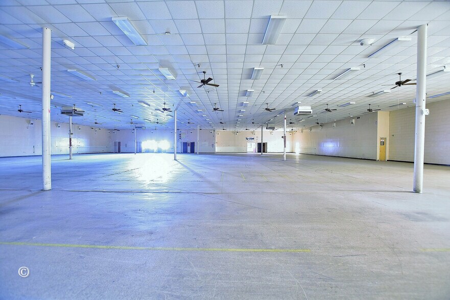 More Photos Of 928 Wright Dr, Columbus General Retail For Sale