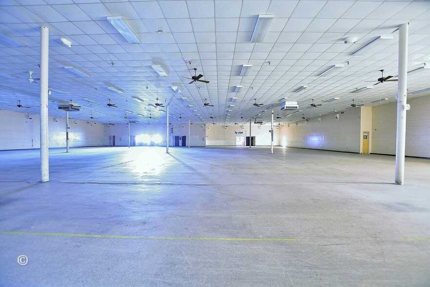 More Photos Of 928 Wright Dr, Columbus General Retail For Sale