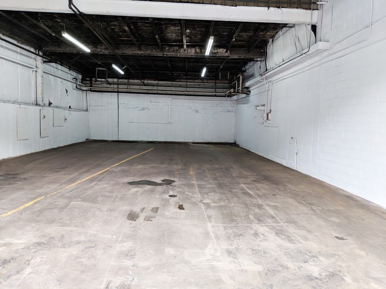 More Photos Of 33 Elm St, Merrimack Warehouse For Lease