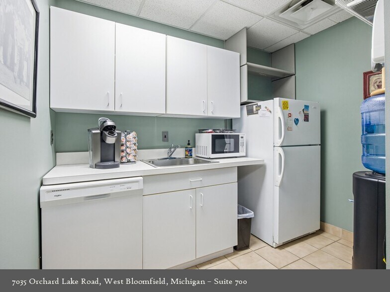 More Photos Of 7035 Orchard Lake Rd, West Bloomfield Medical For Lease