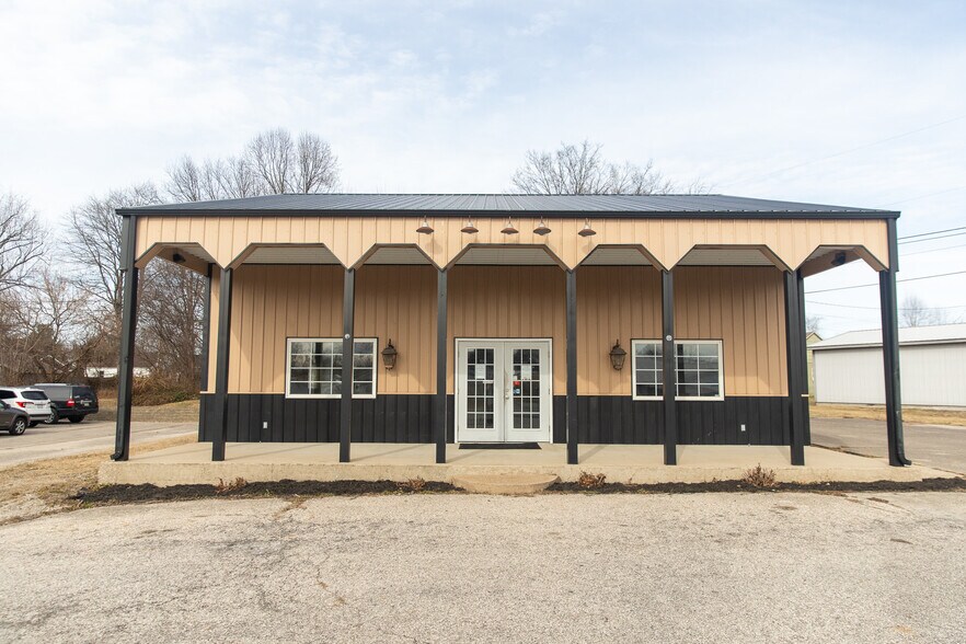 More Photos Of 1402 Bear St, Madison Specialty For Sale