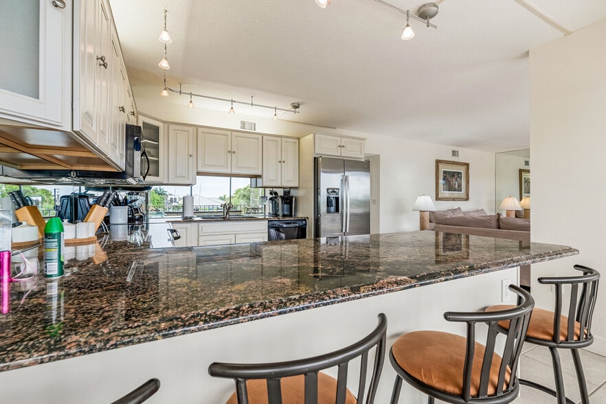 More Photos Of 23 Royal Palm Pointe, Vero Beach Restaurant For Sale