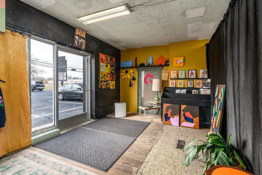 More Photos Of 828 E Main St, Carbondale General Retail For Sale