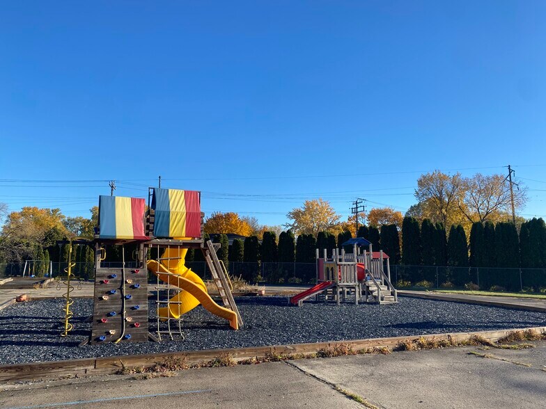 More Photos Of 670 Main Ave, De Pere Schools For Lease