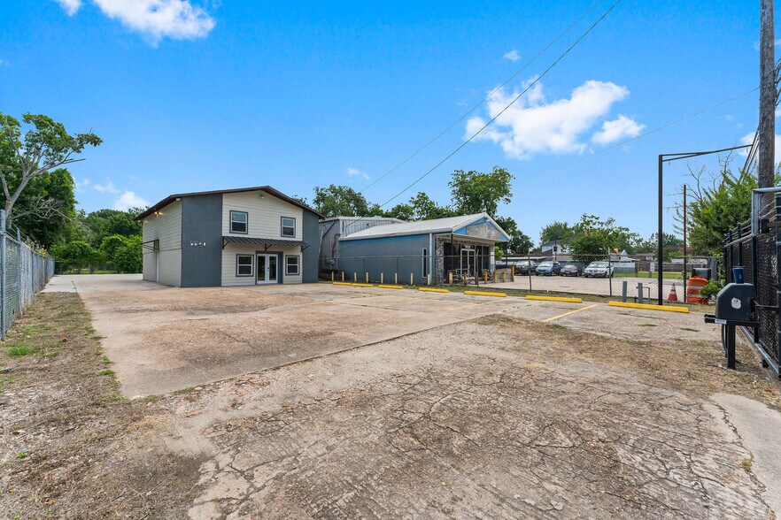 More Photos Of 6640 W Montgomery Rd, Houston Office For Sale