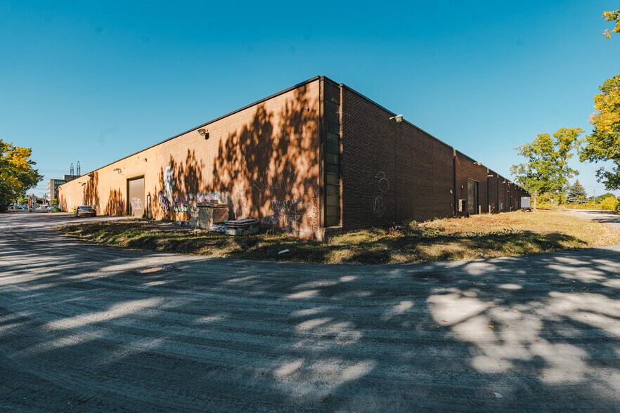 More Photos Of 1000 Boul Saint-Martin O, Laval Warehouse For Lease