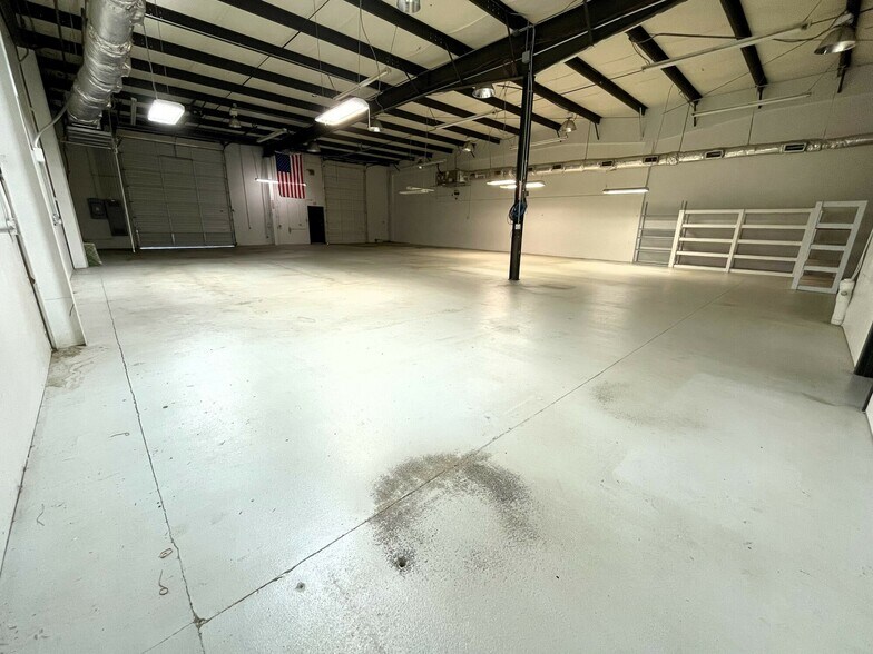 More Photos Of 440 N Eastman Rd, Longview Flex For Lease