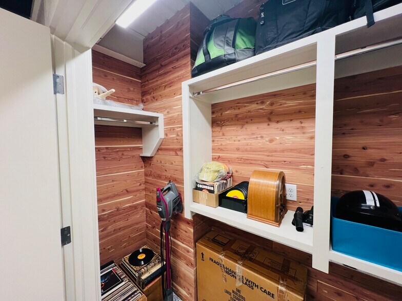 More Photos Of 805 NW 72nd St, Oklahoma City Self Storage For Sale