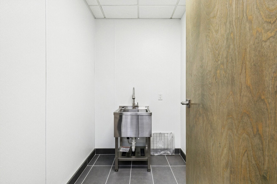 More Photos Of 8411 Parc Pl, Chalmette Office For Sale