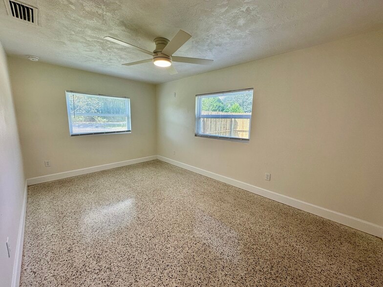 More Photos Of 7316 NE Waldo Rd, Gainesville Office For Lease