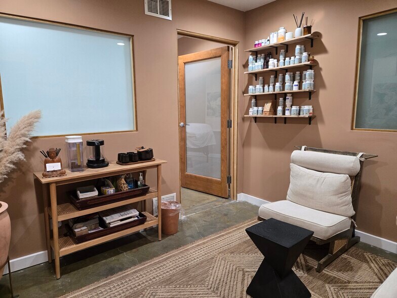 More Photos Of 8737 Venice Blvd, Los Angeles Loft Creative Space For Lease