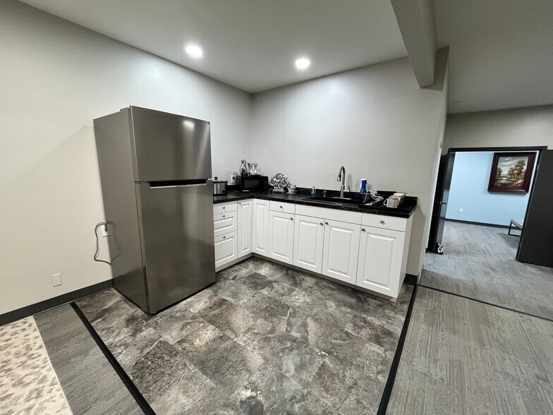 More Photos Of 320 W Broadway St, Okemah Office For Sale