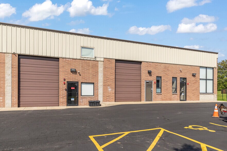 More Photos Of 25553 Wolf's Crossing Rd, Plainfield Warehouse For Lease
