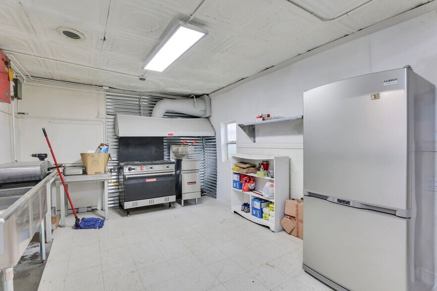 More Photos Of 11472 Broad St SW, Pataskala Bar For Lease