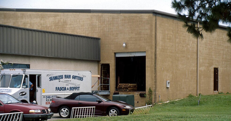 More Photos Of 6841 Phillips Parkway Dr S, Jacksonville Warehouse For Lease