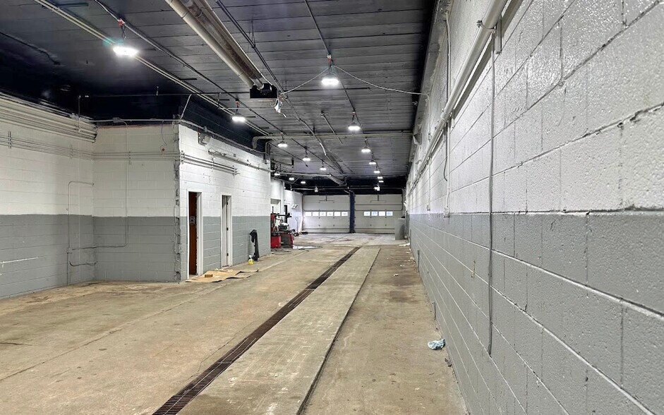 More Photos Of 22855 Orchard Lake Rd, Farmington Auto Repair For Lease