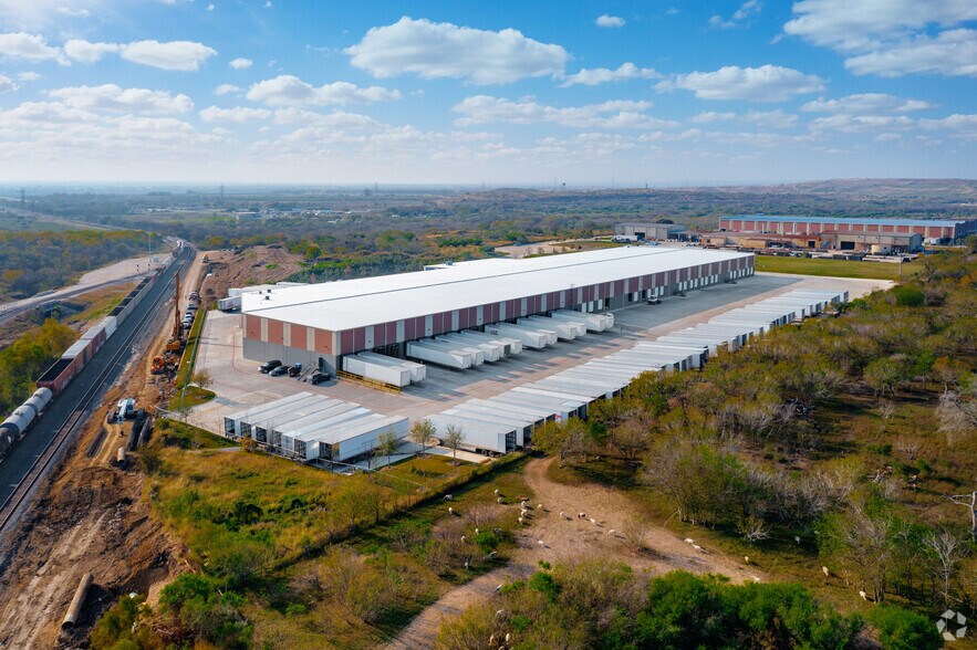 More Photos Of 7042 Industrial Way, San Antonio Distribution For Lease