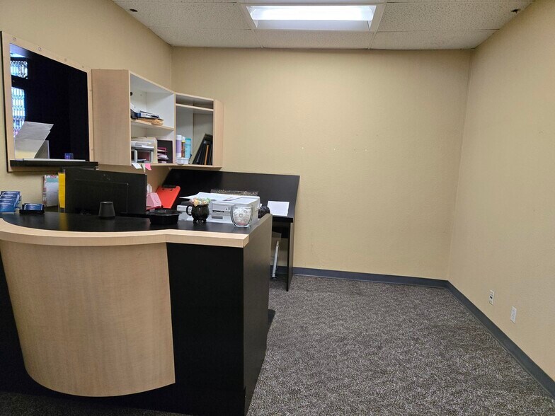 More Photos Of 12820-12848 Pierce St, Pacoima Warehouse For Lease