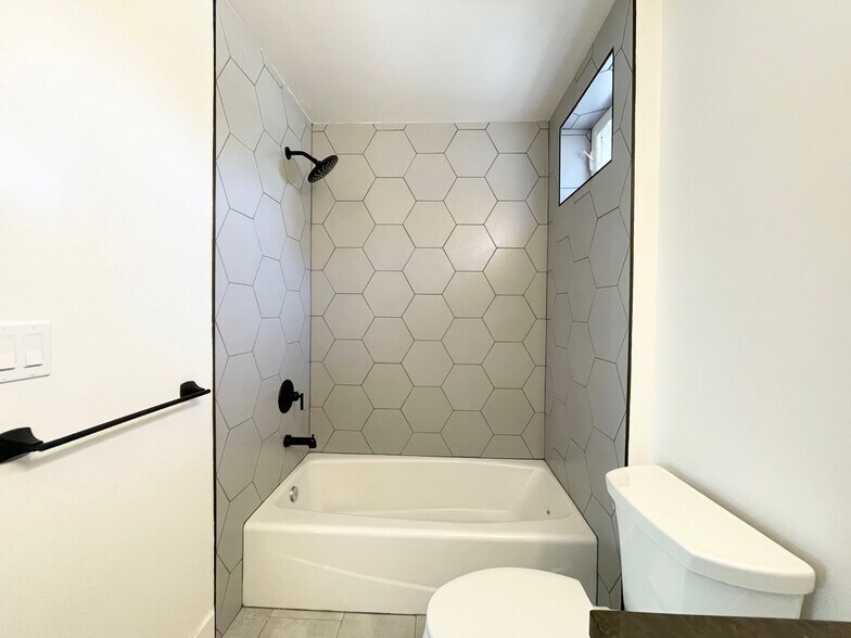 More Photos Of 921-937 Regal Rd, Encinitas Apartments For Sale