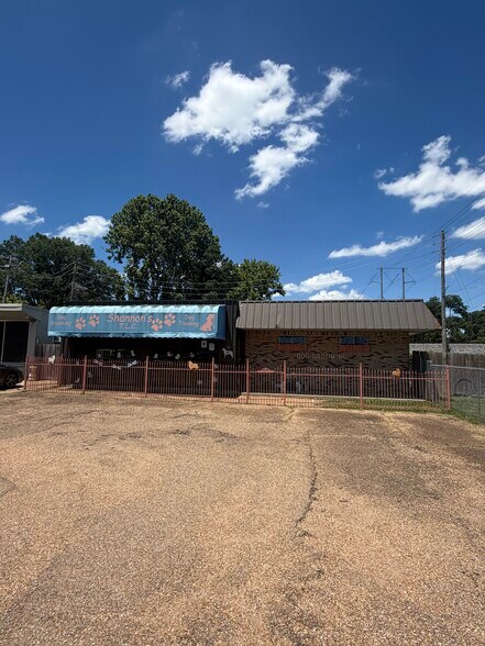 More Photos Of 325 Clinton Blvd, Clinton Veterinarian Kennel For Sale