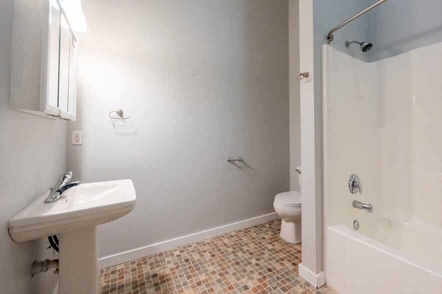 More Photos Of 211 Jetway, Belgrade Industrial For Sale