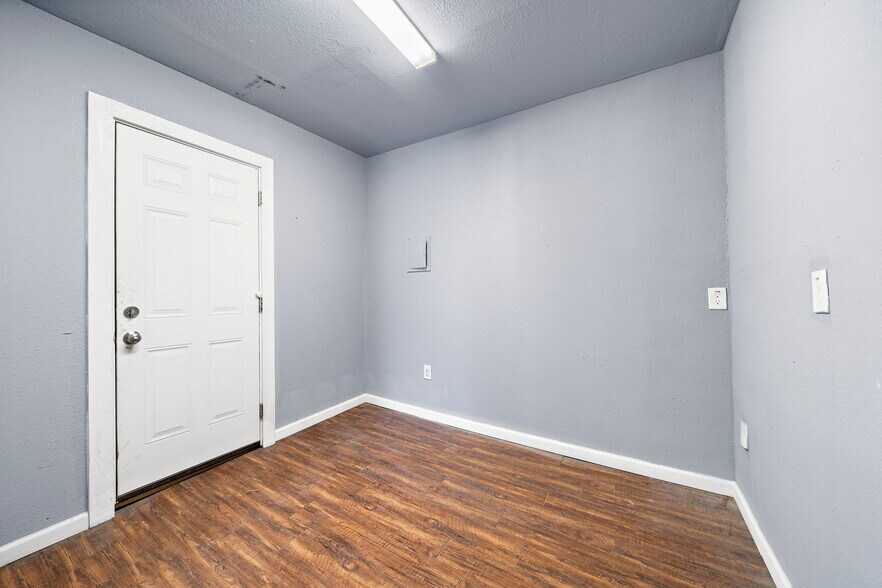 More Photos Of 120 N Bryan St, Houston Warehouse For Lease