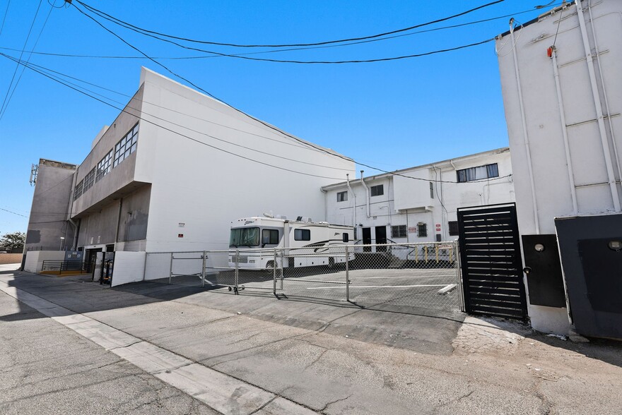 More Photos Of 19621-19623 1/2 Ventura Blvd, Tarzana Storefront Retail Residential For Sale