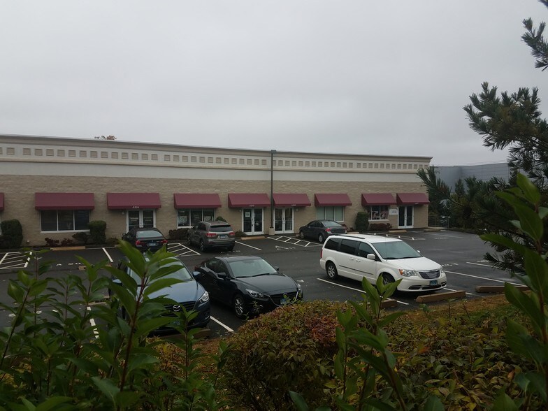 More Photos Of 100 Corporate Dr, Trumbull Research And Development For Lease