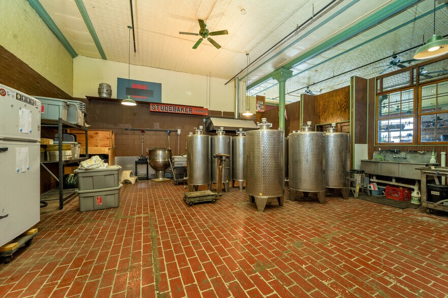 More Photos Of 923 N E St, Richmond Storefront For Sale