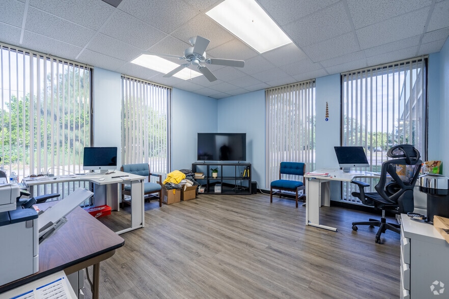 More Photos Of 2127 Grand Blvd, Holiday Light Distribution For Sale