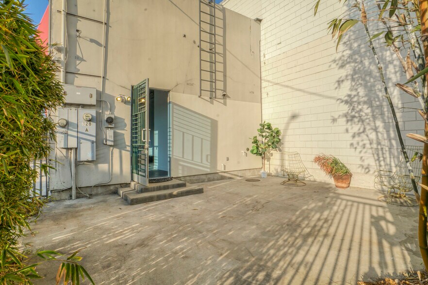 More Photos Of 328 Lincoln Blvd, Venice Storefront Retail Residential For Sale