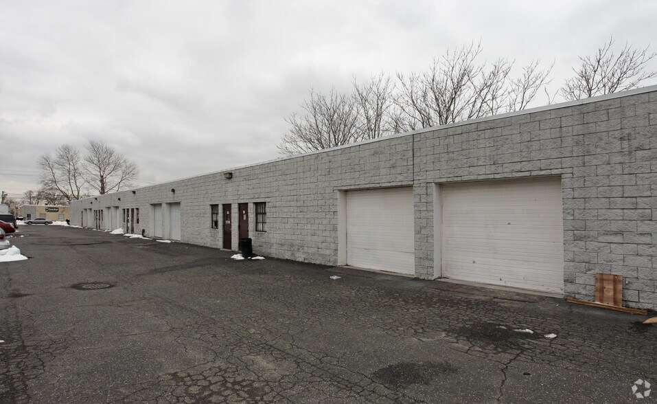 More Photos Of 261 Suburban Ave, Deer Park Warehouse For Lease