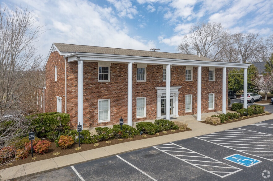 More Photos Of 700 E Main St, Hendersonville Office For Lease