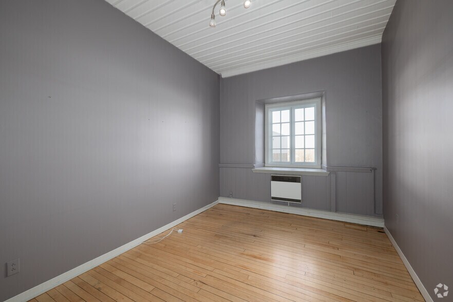 More Photos Of 32 Rue Saint-Charles, Longueuil Office For Lease