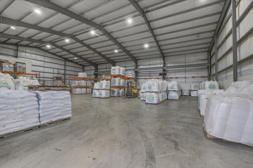 More Photos Of 6011 Grinde Ln NE, Silverton Flex For Lease