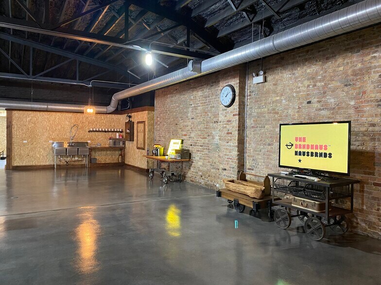 More Photos Of 1727 W 21st St, Chicago Office For Lease