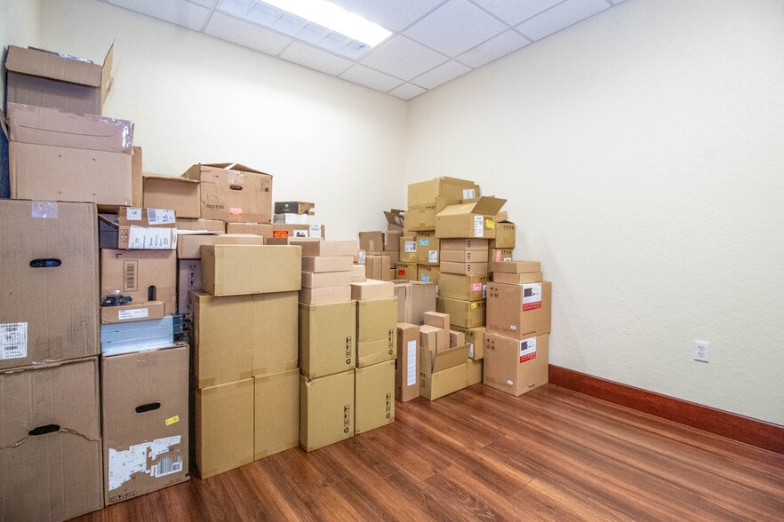 More Photos Of 8810 Commodity Cir, Orlando Showroom For Lease