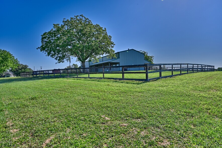 More Photos Of 126 S Berlin Rd, Brenham Specialty For Sale