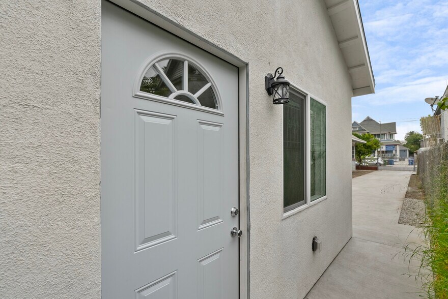 More Photos Of 1955 Bonsallo Ave, Los Angeles Apartments For Sale