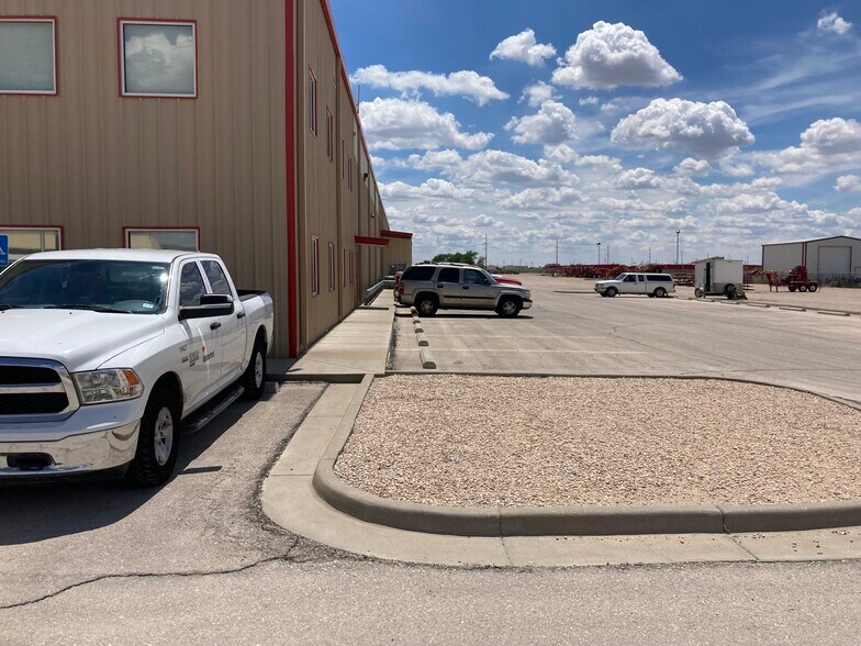 More Photos Of 3215 N Enterprise Dr, Hobbs Warehouse For Sale