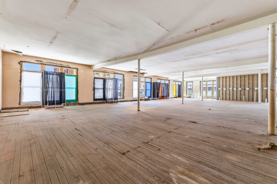 More Photos Of 29 S Chadbourne St, San Angelo Drugstore For Sale