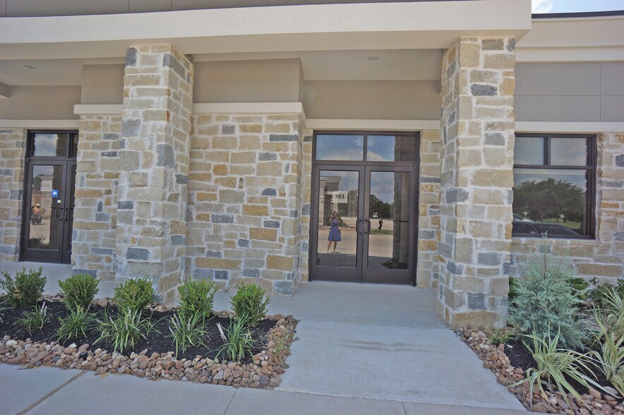 More Photos Of 633 E Fernhurst Dr, Katy Medical For Lease