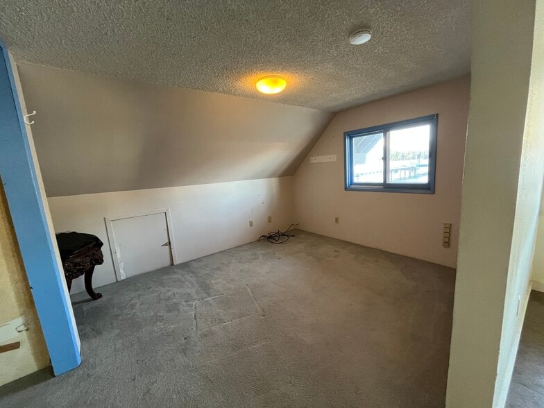 More Photos Of 1004 S Nordic Dr, Petersburg Hotel For Sale