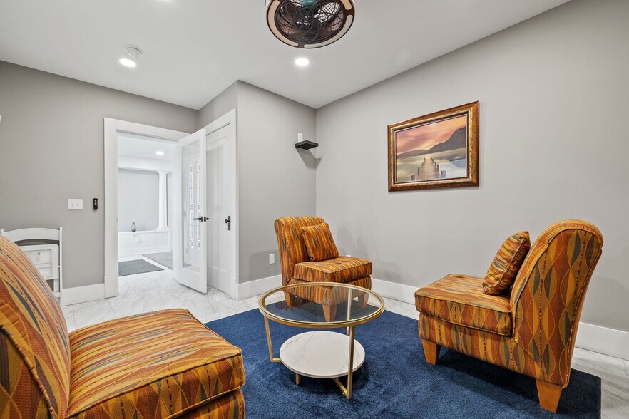 More Photos Of 2049 S Brentwood Blvd, Springfield Office For Sale