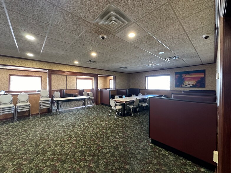 More Photos Of 102 E Park St, Taylorville Freestanding For Sale