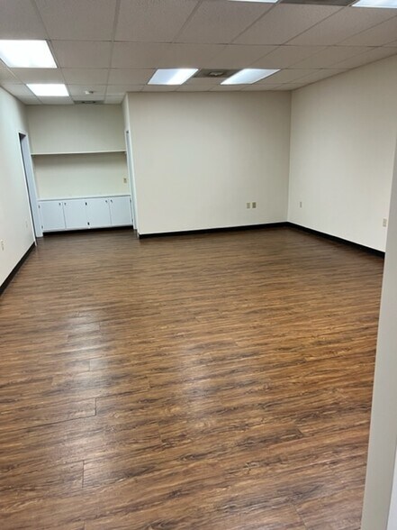 More Photos Of 161 Prosperity Dr, Winchester Showroom For Lease