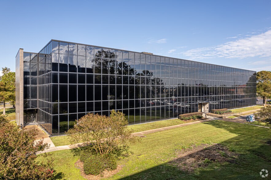 More Photos Of 6660 Riverside Dr, Metairie Unknown For Lease