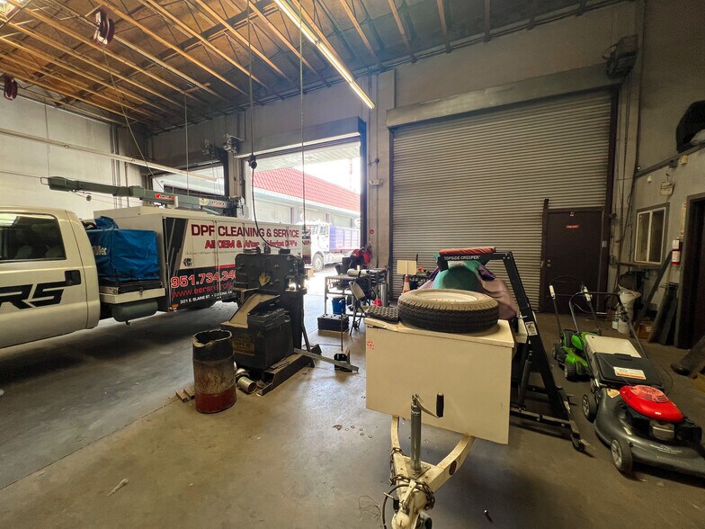 More Photos Of 301 E Blaine St, Corona Warehouse For Lease