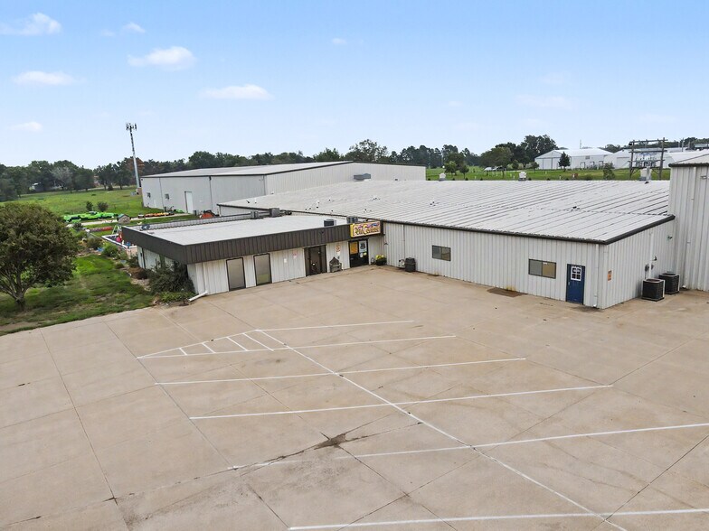 More Photos Of 545 N 1st St, Geneva Warehouse For Sale
