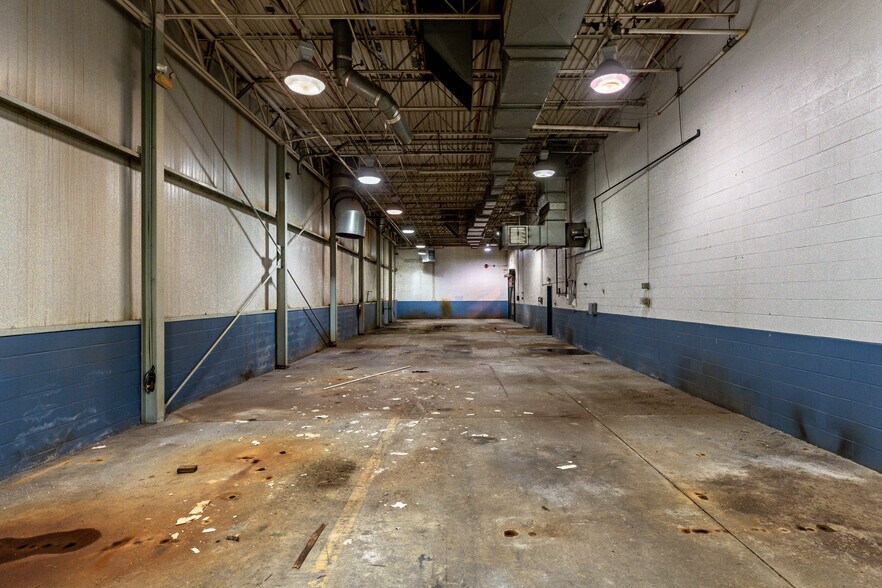 More Photos Of 200 Universal Dr, Centerville Distribution For Lease